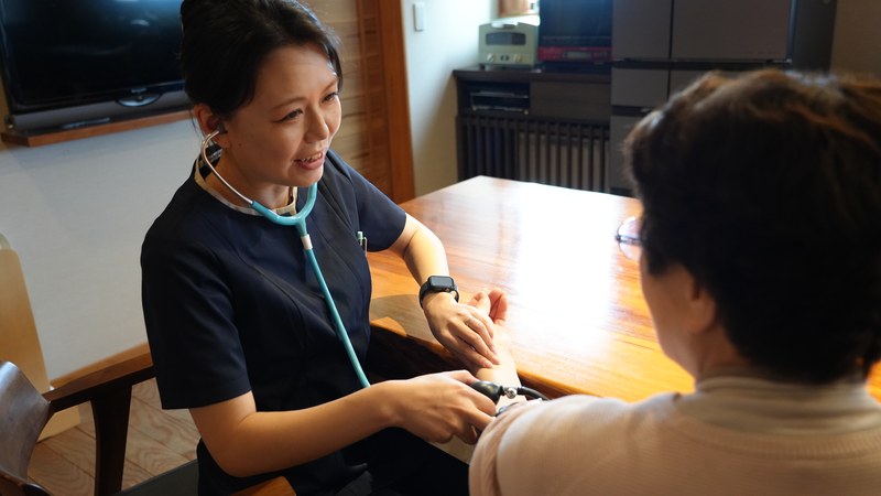 在宅で患者に寄り添う訪問看護師